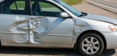 Dos vehículos con daño lateral en la orilla de una autopista de Oregón